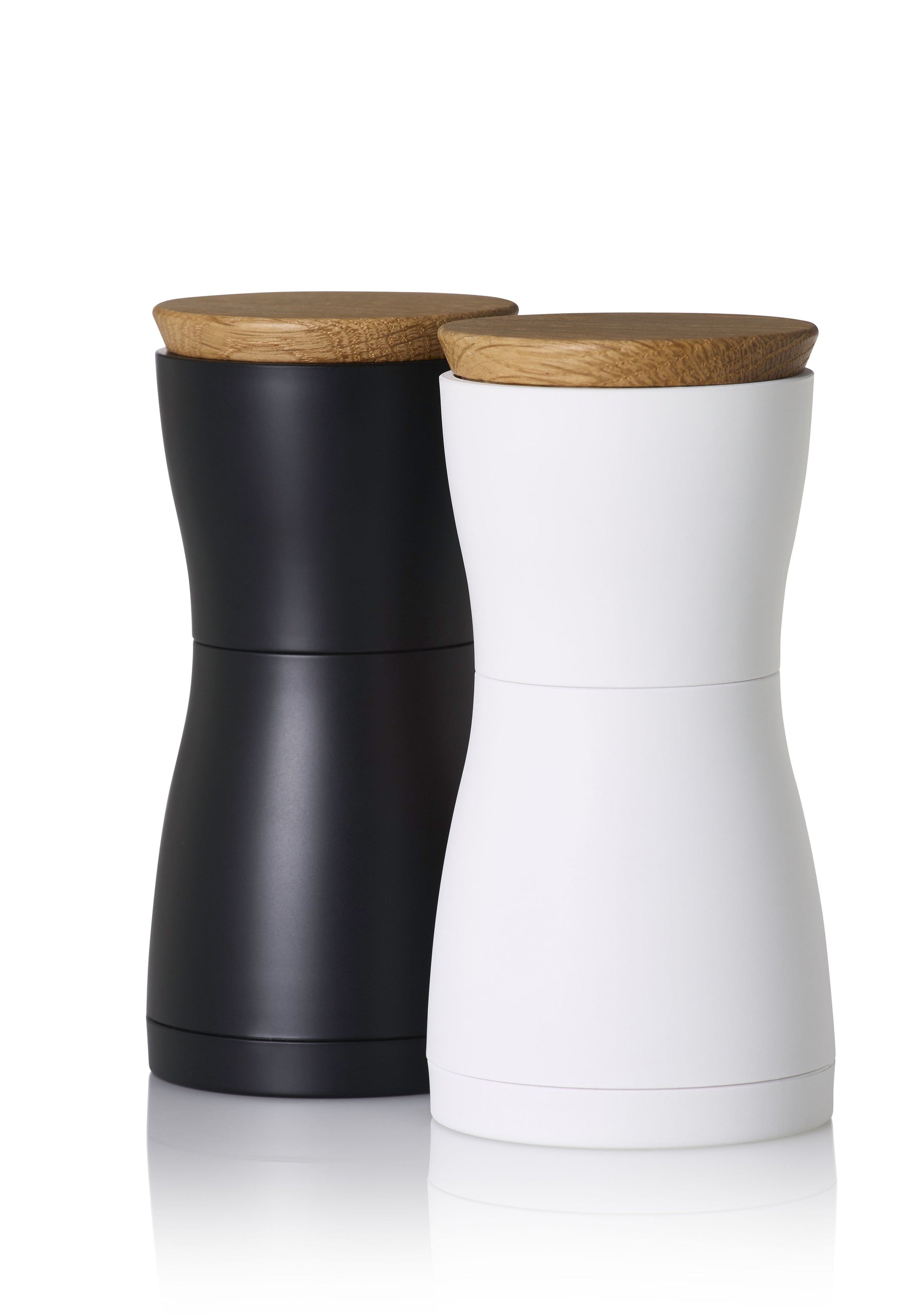 AdHoc Twin peper- en zoutmolens in zwart en wit met een houten deksel