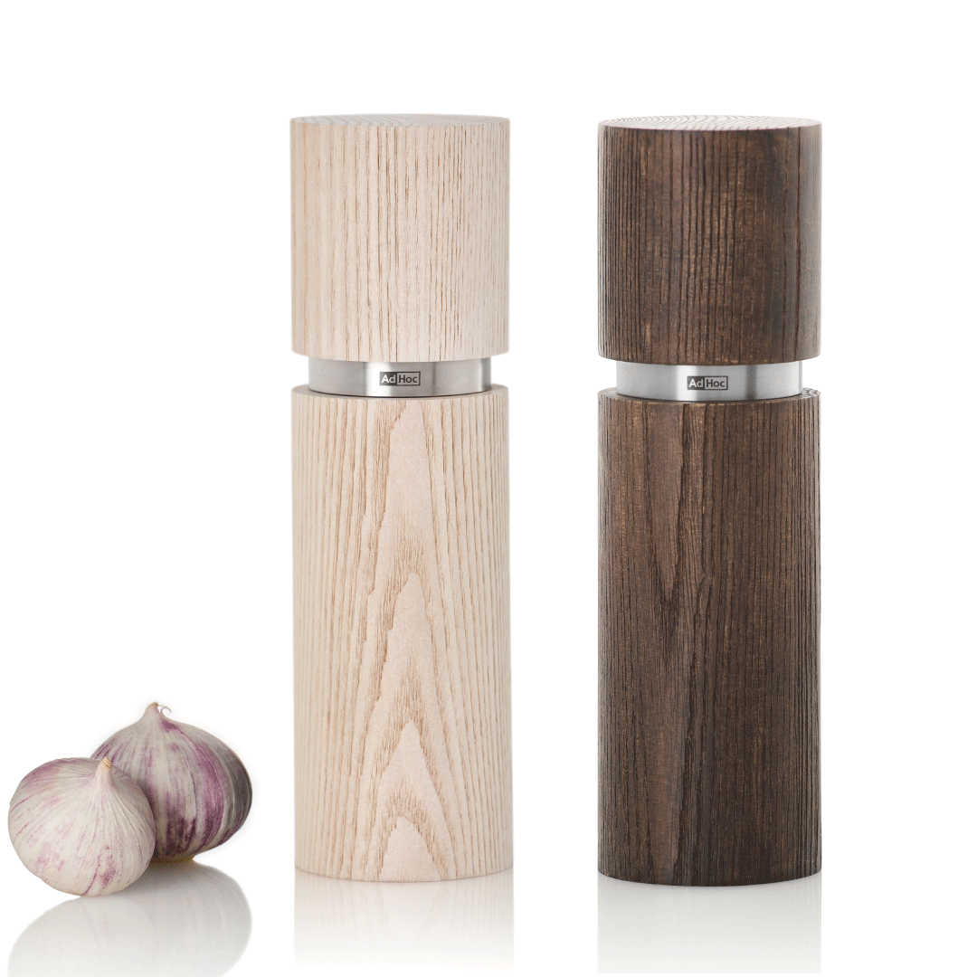 AdHoc Textura molens in licht essenhout en donker bruin hout met een knoflookbol ernaast