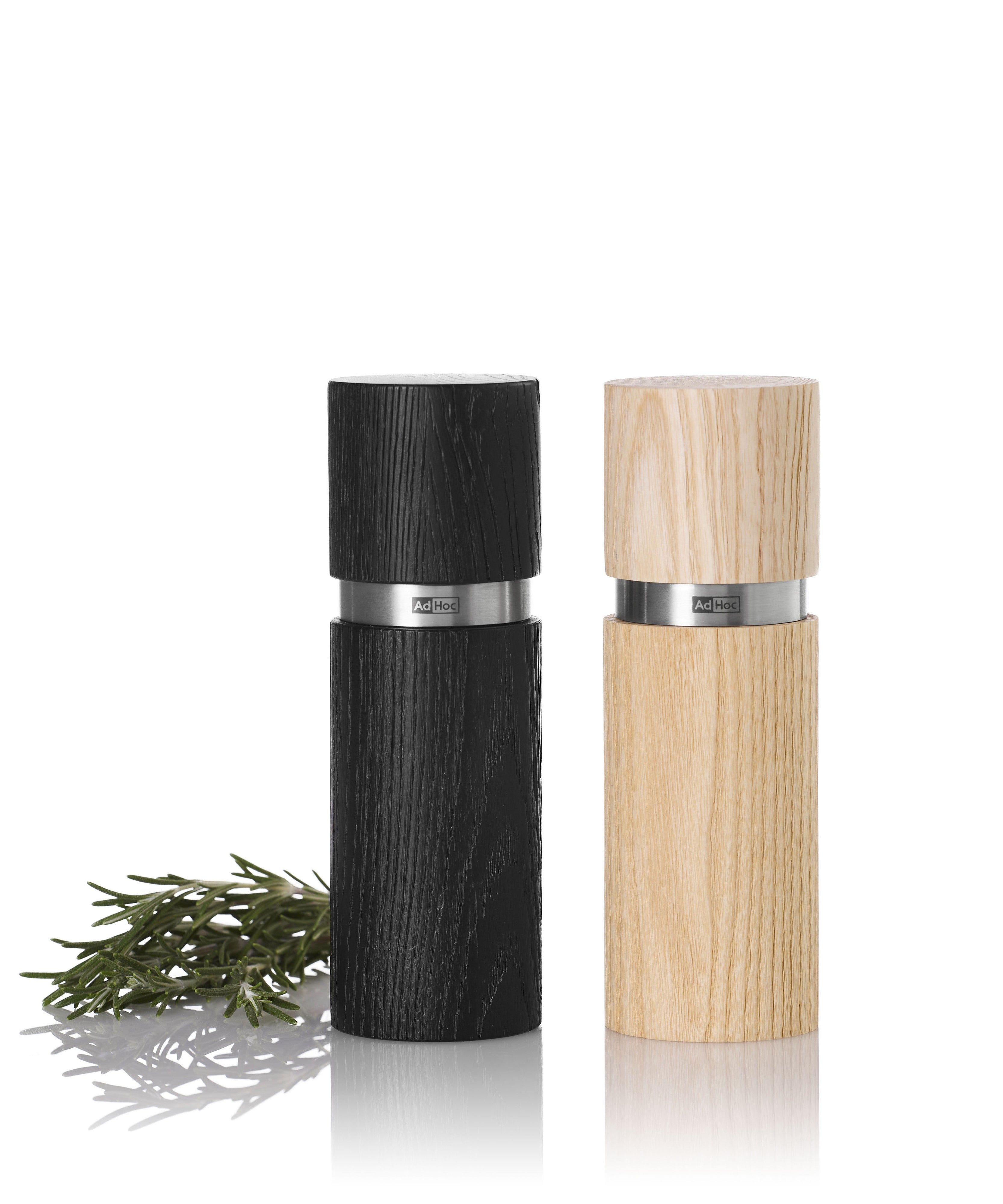 AdHoc Textura peper- en zoutmolens in zwart en licht naturel hout met een takje rozemarijn