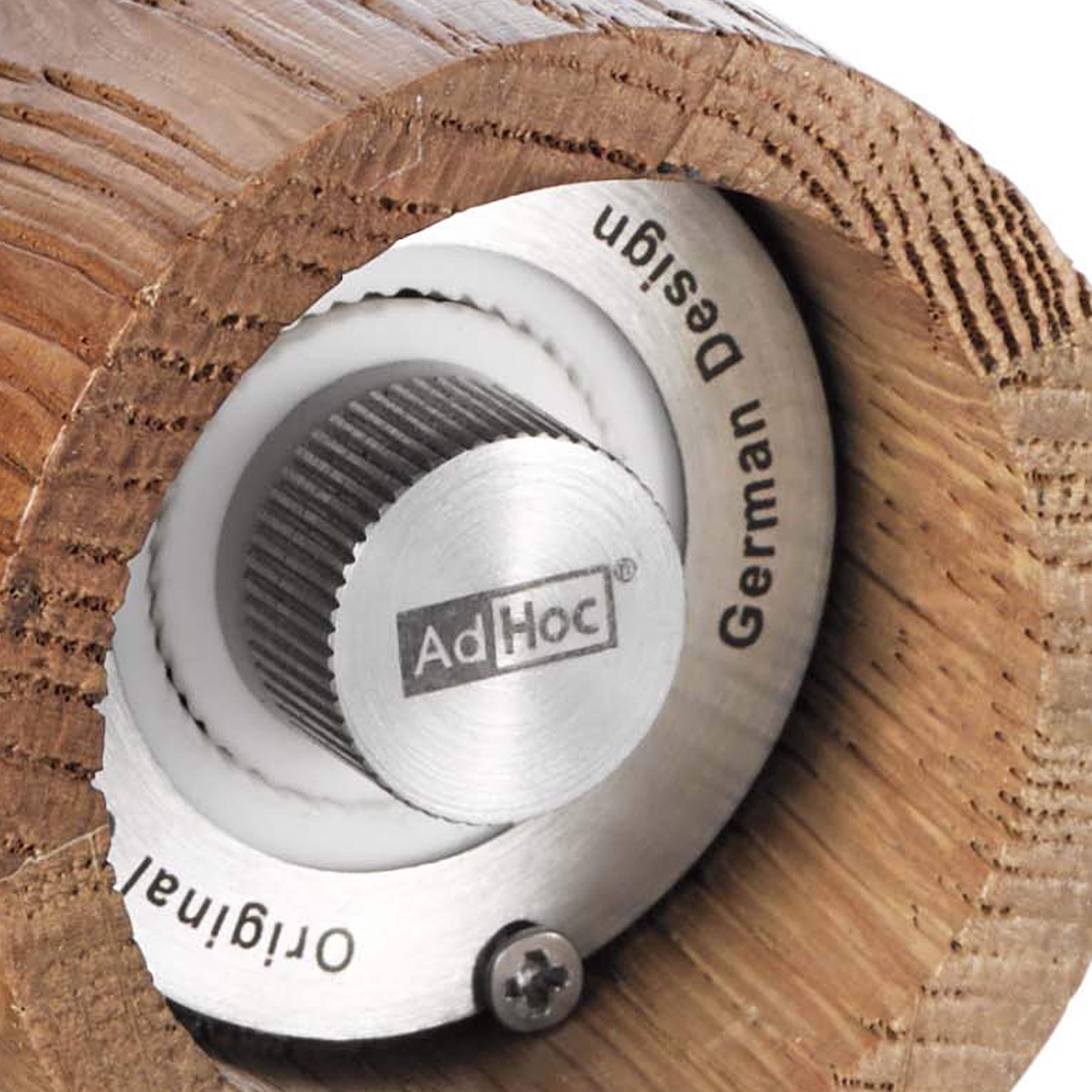 Detailopname van het RVS maalwerk van een AdHoc Textura molen met tekst Original German Design