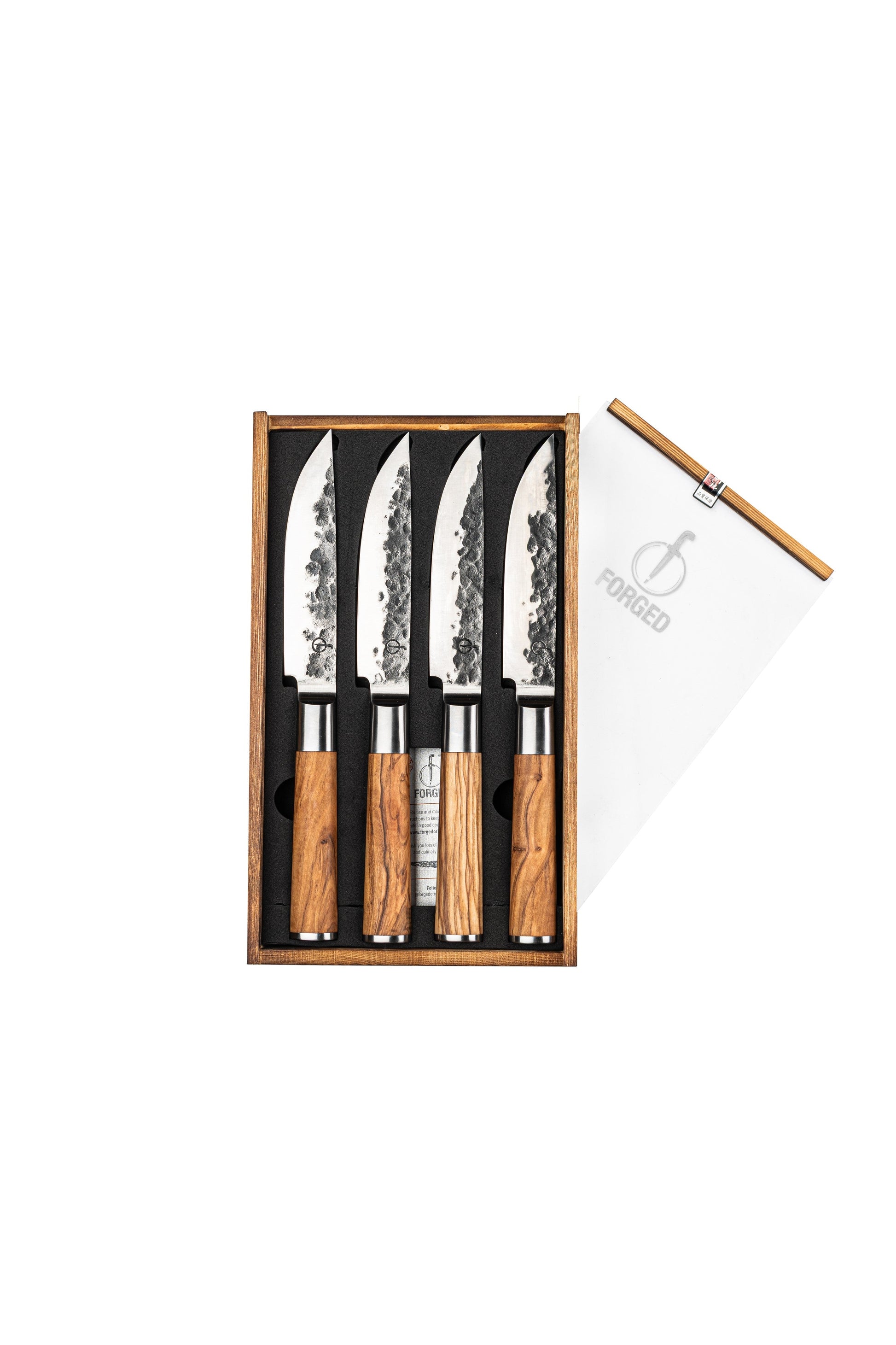 Forged Olive Steakmessenset XXL 4-delig op witte achtergrond