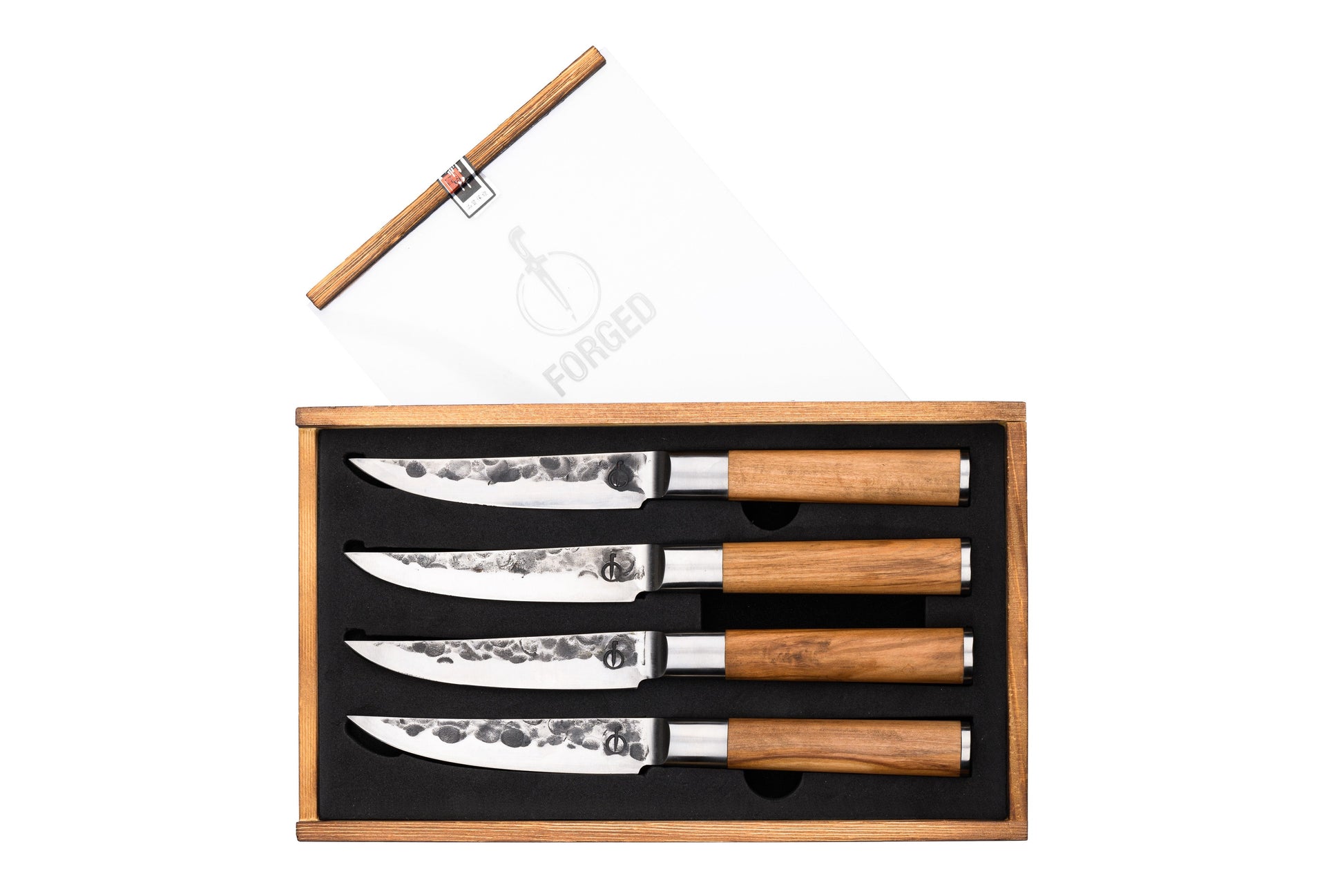 Forged Olive Steakmessenset 4-delig op witte achtergrond