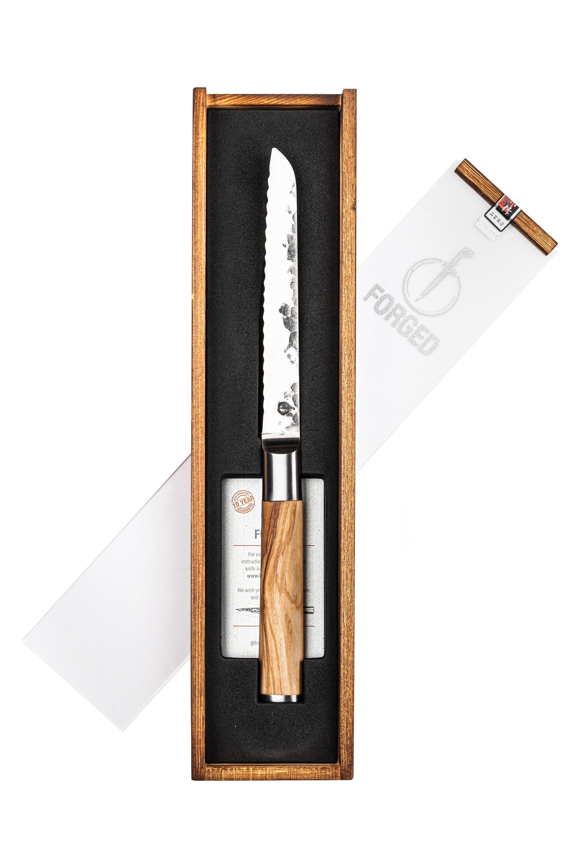 Forged Olive Universeel Mes Gekarteld - 14 cm op witte achtergrond