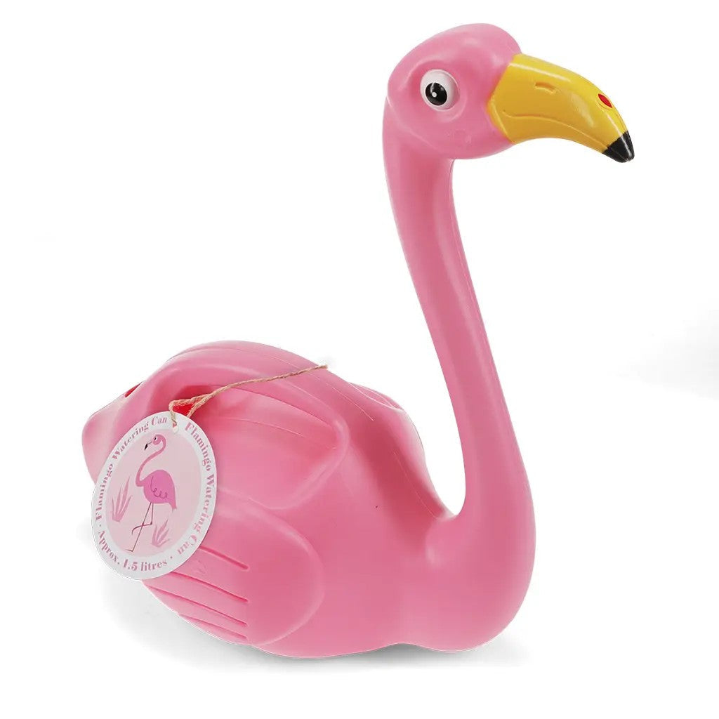 Roze flamingogieter van schuin opzij, met gele snavel, een open handvat op de rug en een rond kartonnen label aan een touwtje
