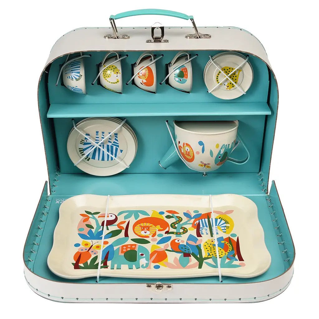 Open kartonnen koffer met turquoise binnenkant waarin kopjes, schoteltjes, bordjes, theepot en dienblad met dierenprint vastzitten