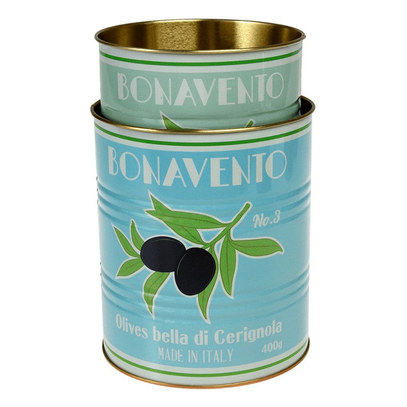 Het kleinere mintgroene blik staat in het grotere lichtblauwe blik, met de olijvenopdruk Bonavento No.3 aan de voorkant
