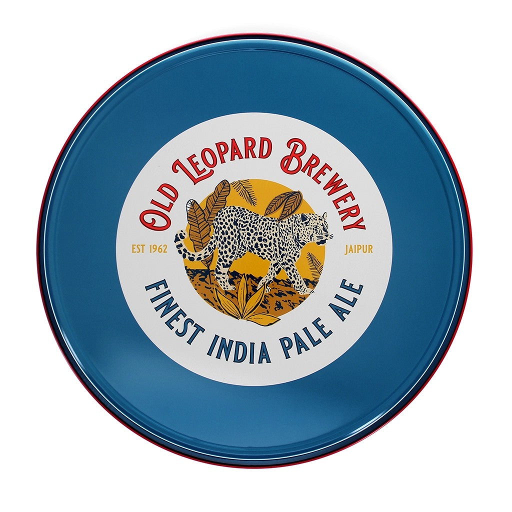 Blauwe onderkant van het dienblad met een witte cirkel in het midden met een luipaard en de tekst Old Leopard Brewery Finest India Pale Ale, met een dunne rode rand