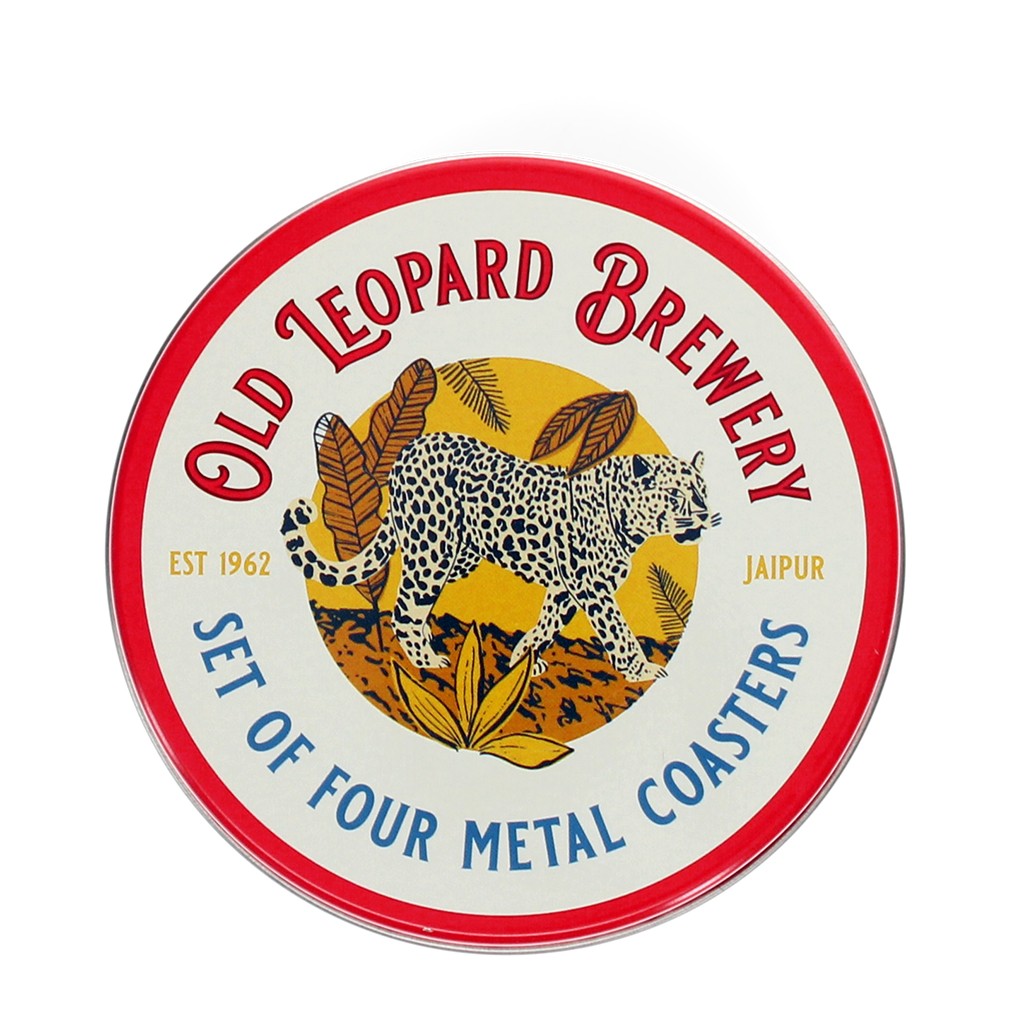 Bovenkant van het ronde bewaarblik met rode rand, een luipaard voor een gele zon en de tekst Old Leopard Brewery, Est 1962, Jaipur en Set of Four Metal Coasters