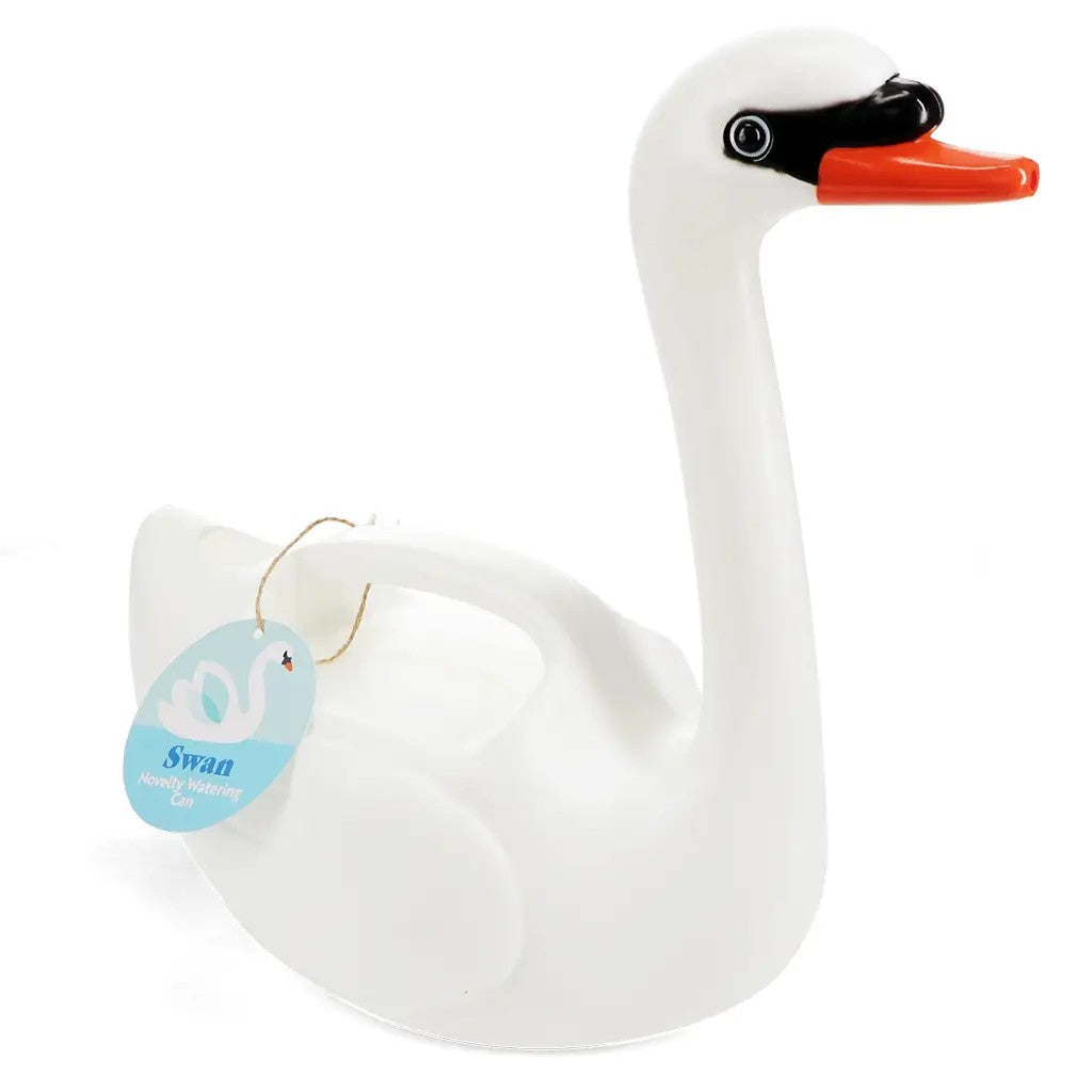 Witte zwanengieter met oranje snavel en zwart masker, met een hangkaartje aan het handvat met de tekst Swan Novelty Watering Can