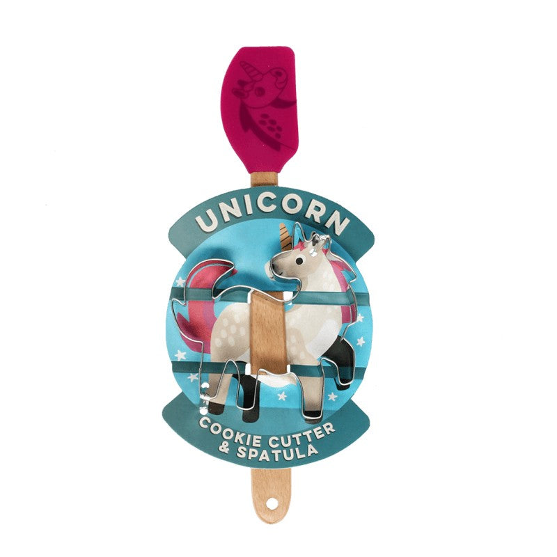 Eenhoornvormige uitsteekvorm en roze spatel met houten steel op een blauw verpakkingskaartje met de tekst Unicorn Cookie Cutter & Spatula