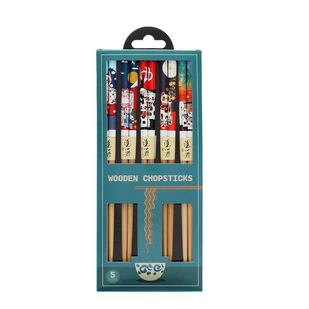Groene doos met venster en de tekst Wooden Chopsticks 5 pairs, waarin vijf paar eetstokjes met kattenillustraties zichtbaar zijn