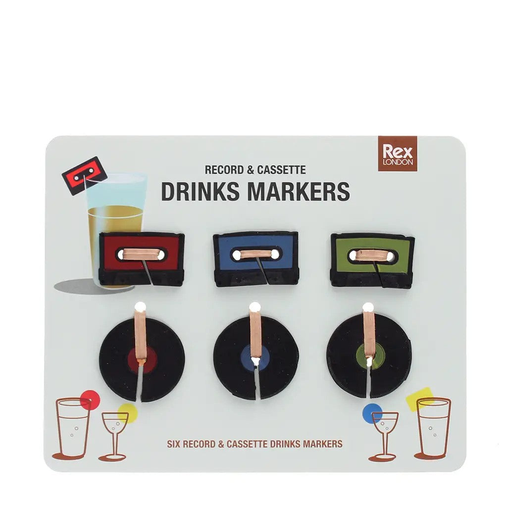 Zes markers op de kartonnen verpakkingskaart van Rex London: drie cassettes en drie vinylplaten in rood, blauw en groen, met de tekst Record & Cassette Drinks Markers