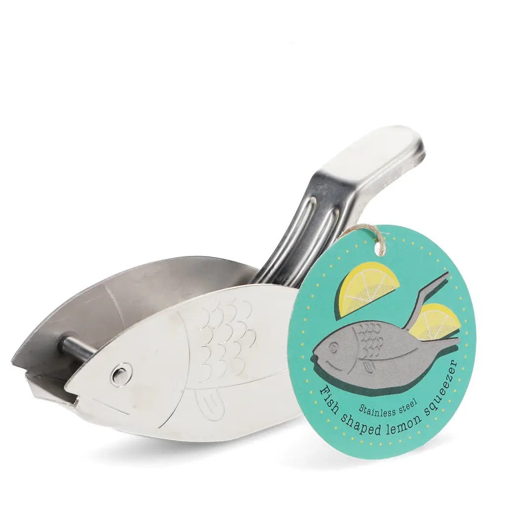 Visvormige roestvrijstalen citroenpers met een hangkaartje met de tekst Stainless steel fish shaped lemon squeezer en een afbeelding van een vis met citroenpartjes