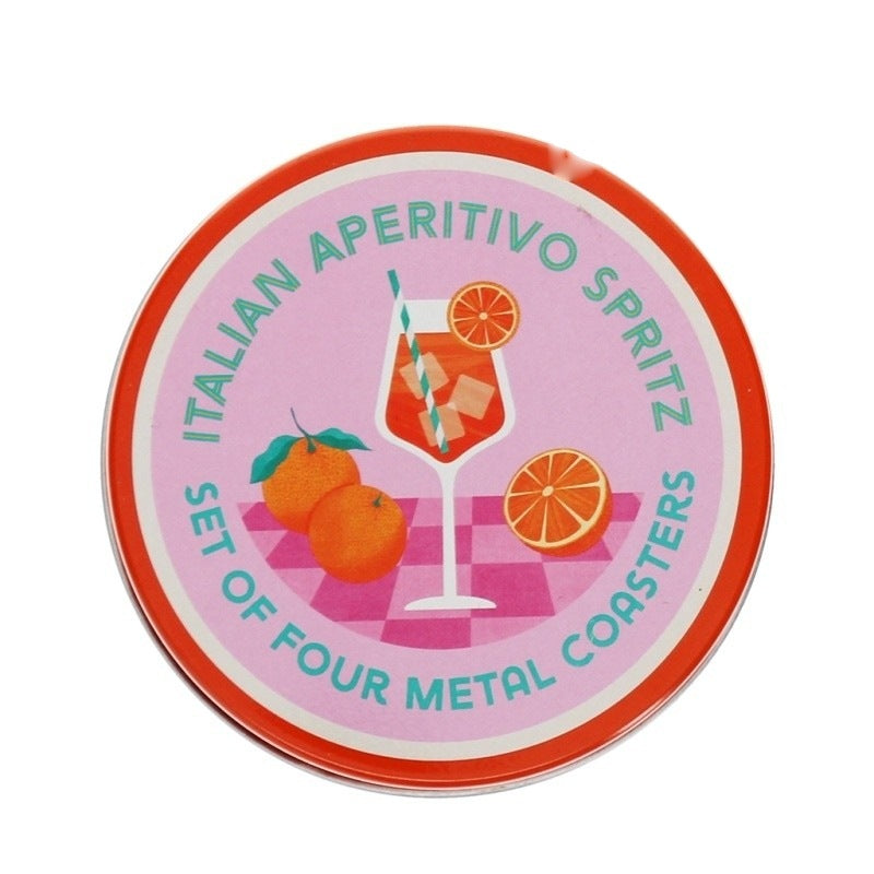 Deksel van het ronde opbergblik met een glas spritz, sinaasappels op een roze geruit kleed en de tekst Set of four metal coasters