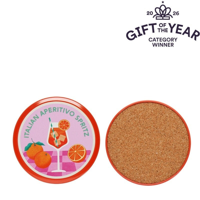 Twee onderzetters naast elkaar: links de bedrukte voorkant met spritzglas en sinaasappels, rechts de kurken achterkant