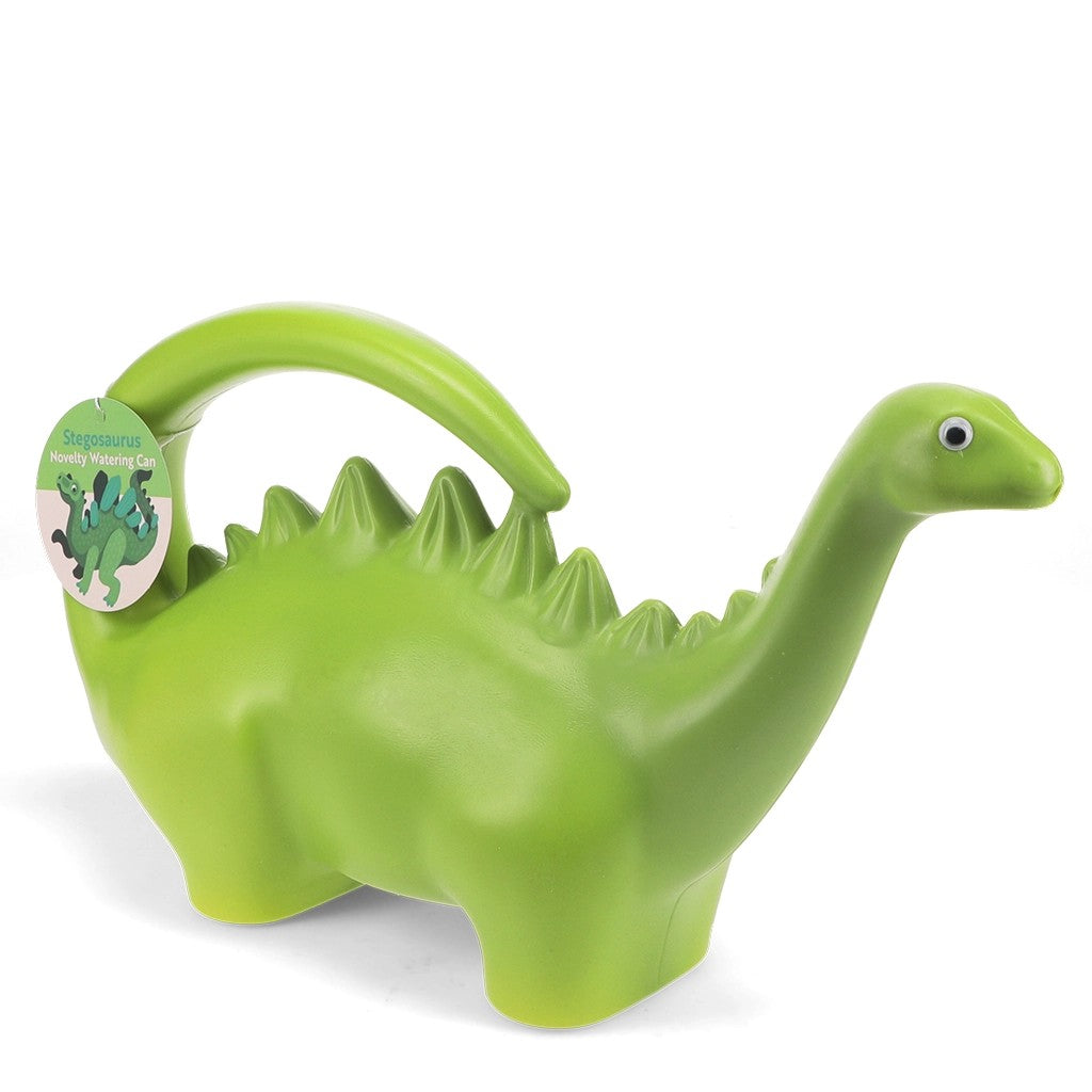 Groene dinosaurusgieter met een rij stekels op de rug en een label met de tekst Stegosaurus Novelty Watering Can aan het handvat