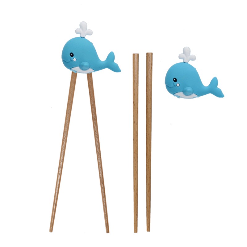 Blauwe siliconen walvistopper op twee houten stokjes naast twee losse stokjes en een losse walvistopper