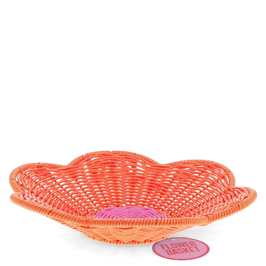Oranje gevlochten mand met roze midden en golvende rand van opzij gezien, met een rond rood-roze label met de tekst Flower Basket