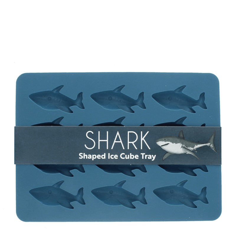 Blauwe siliconen vorm met twaalf haaivormige vakjes en een papieren band met de tekst Shark Shaped Ice Cube Tray