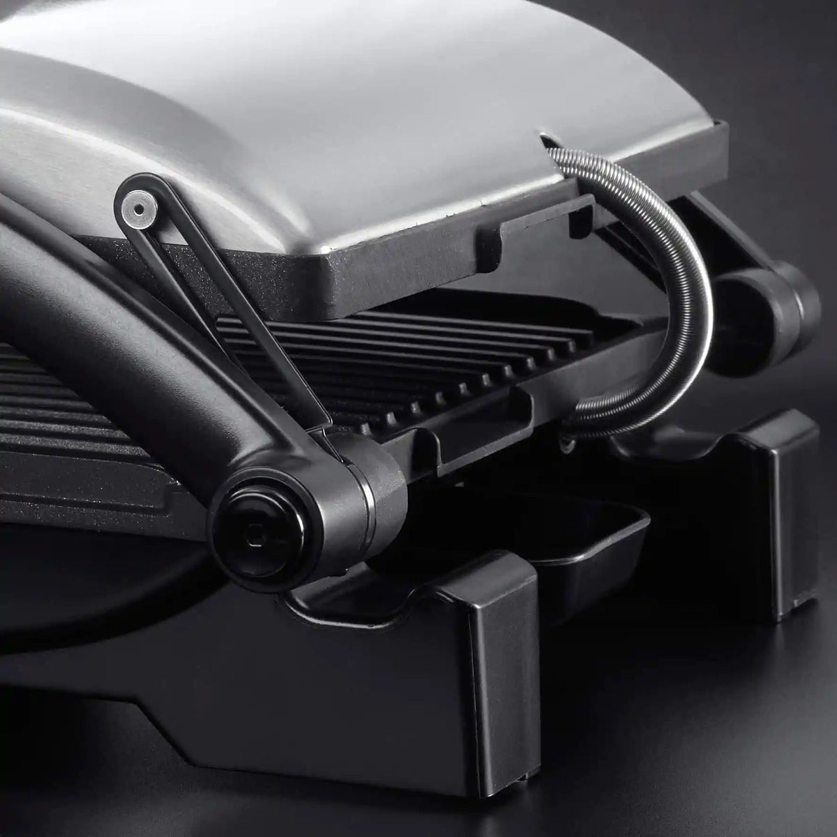 Russell Hobbs Cook@Home Paninigrill 3-in-1, close-up van het scharnier, de veer en het vetopvangbakje