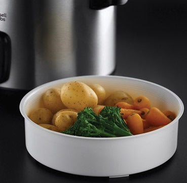 Russell Hobbs Cook@Home Rijstkoker met witte stoomschaal gevuld met aardappelen, broccoli en wortels
