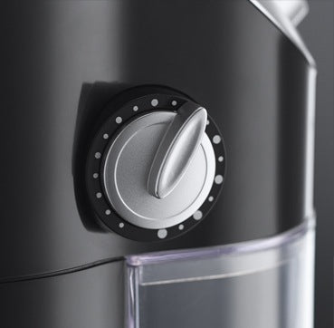 Russell Hobbs Classics Koffiemolen met zilverkleurige draaiknop op de zwarte zijkant boven het opvangbakje
