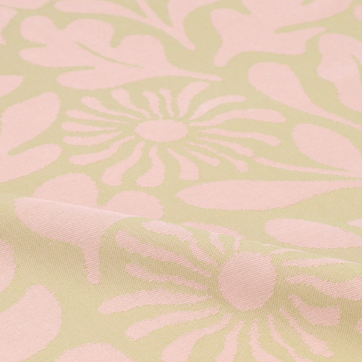 Theedoek Flower Carina - Sage Green, close-up van het geweven dessin met roze bloemen op saliegroen