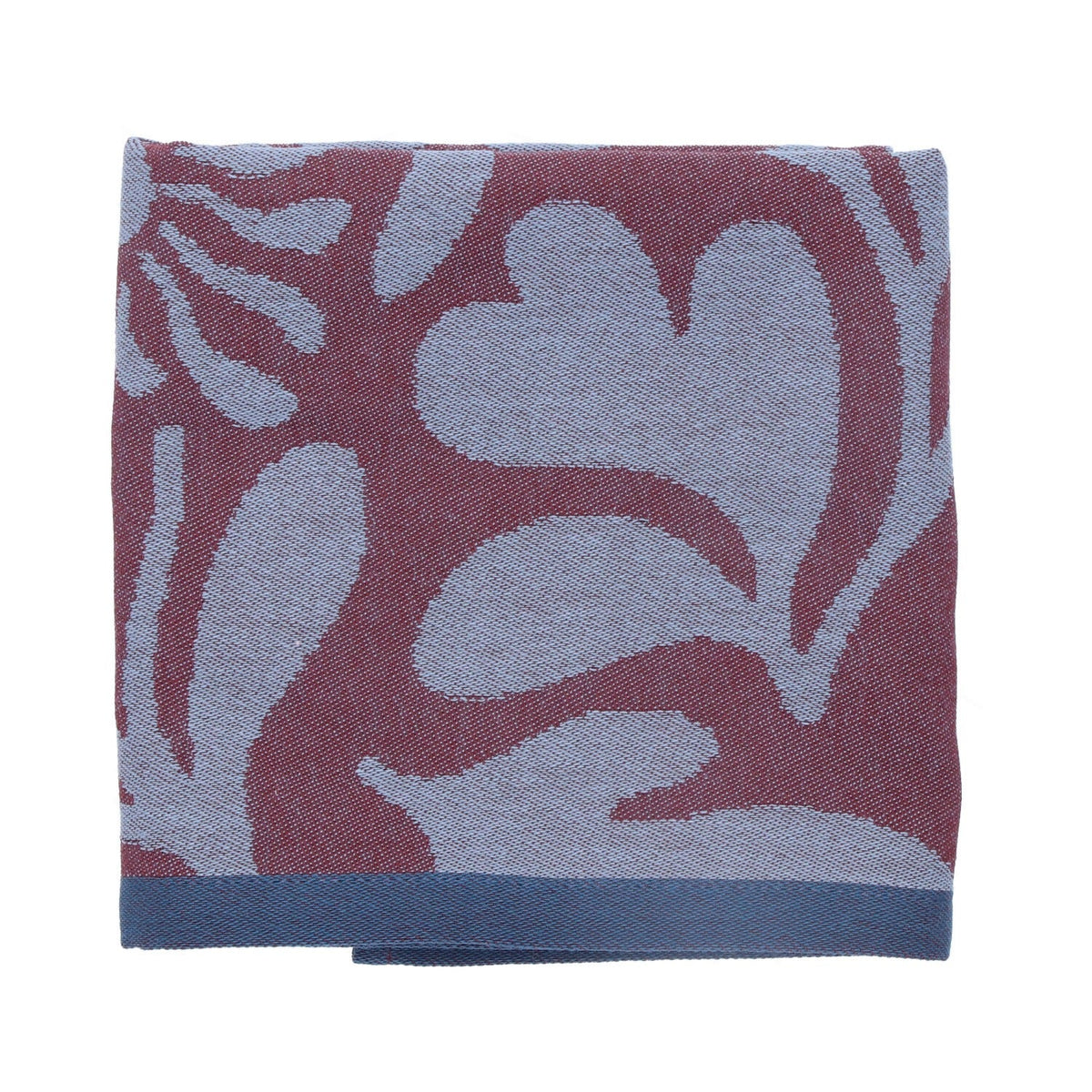 Theedoek Flower Carina - Burgundy, opgevouwen met lichtblauwe bladeren en donkerblauwe rand onderaan