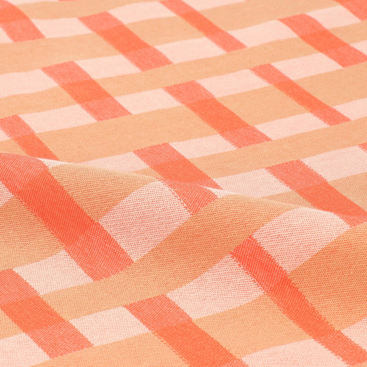 Theedoek Geometric Sofia - Coral, close-up van de ruit in koraalrood, perzik en lichtroze met een plooi