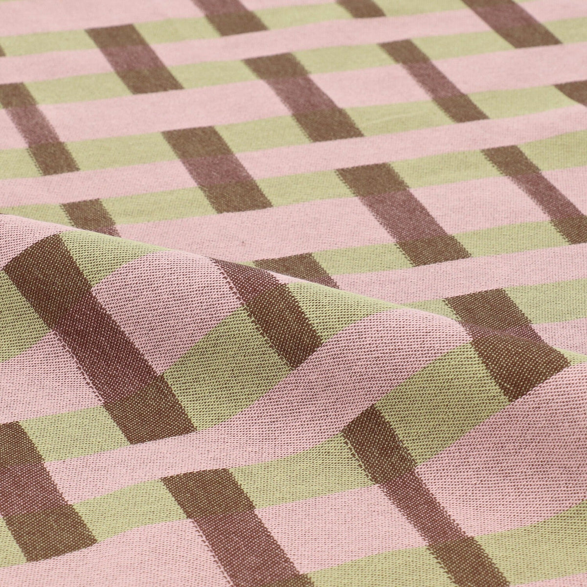Theedoek Geometric Sofia - Sage Green, close-up van de ruit in oudroze, saliegroen en bruin met een plooi