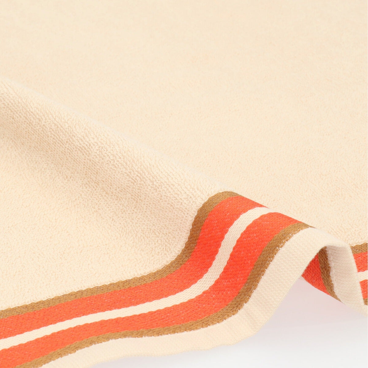 Keukendoek Carina - Coral, close-up van de crèmekleurige badstof en de koraalrode streepband met bruine randen