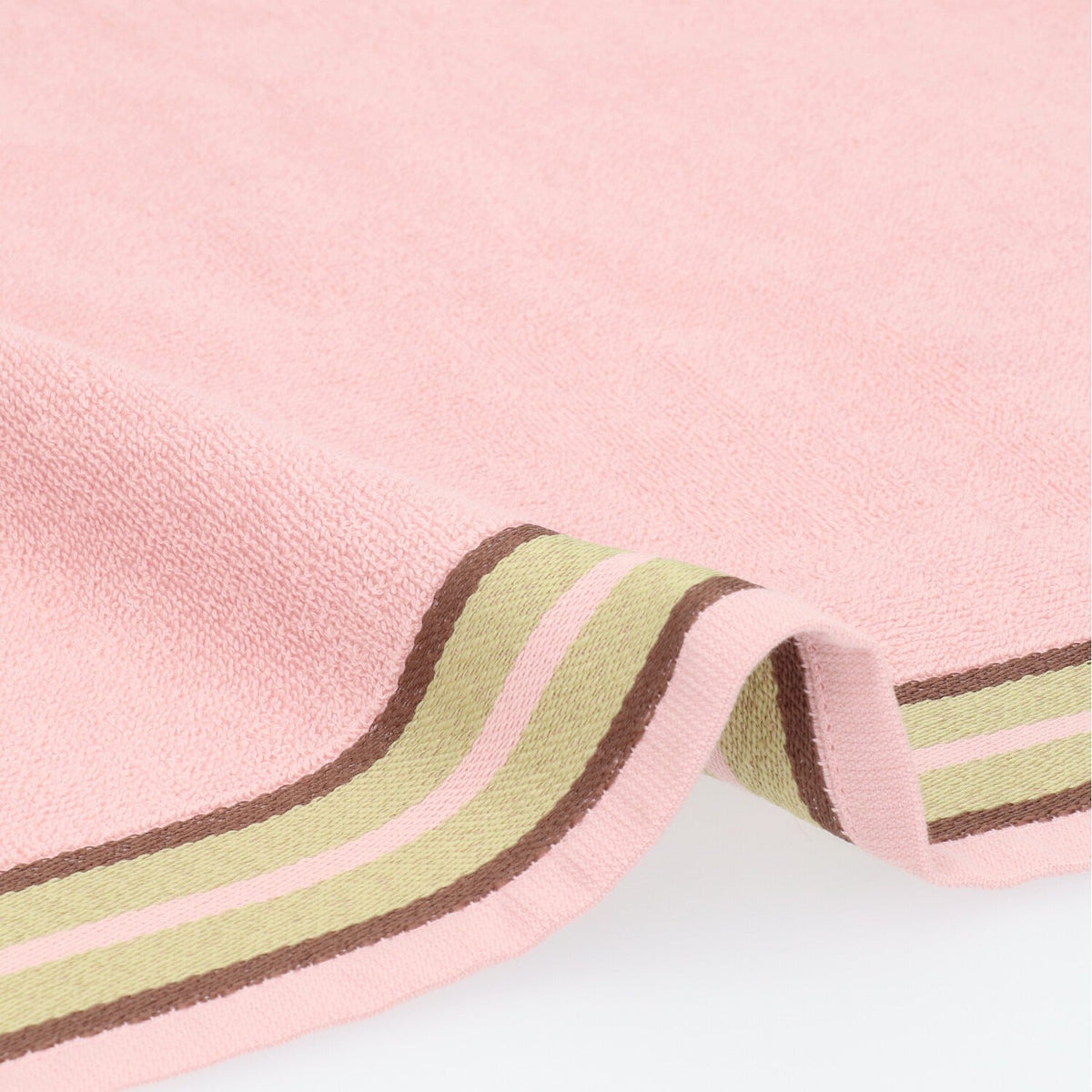 Keukendoek Carina - Soft Pink, close-up van roze badstof en de saliegroene streepband met donkerbruine randen