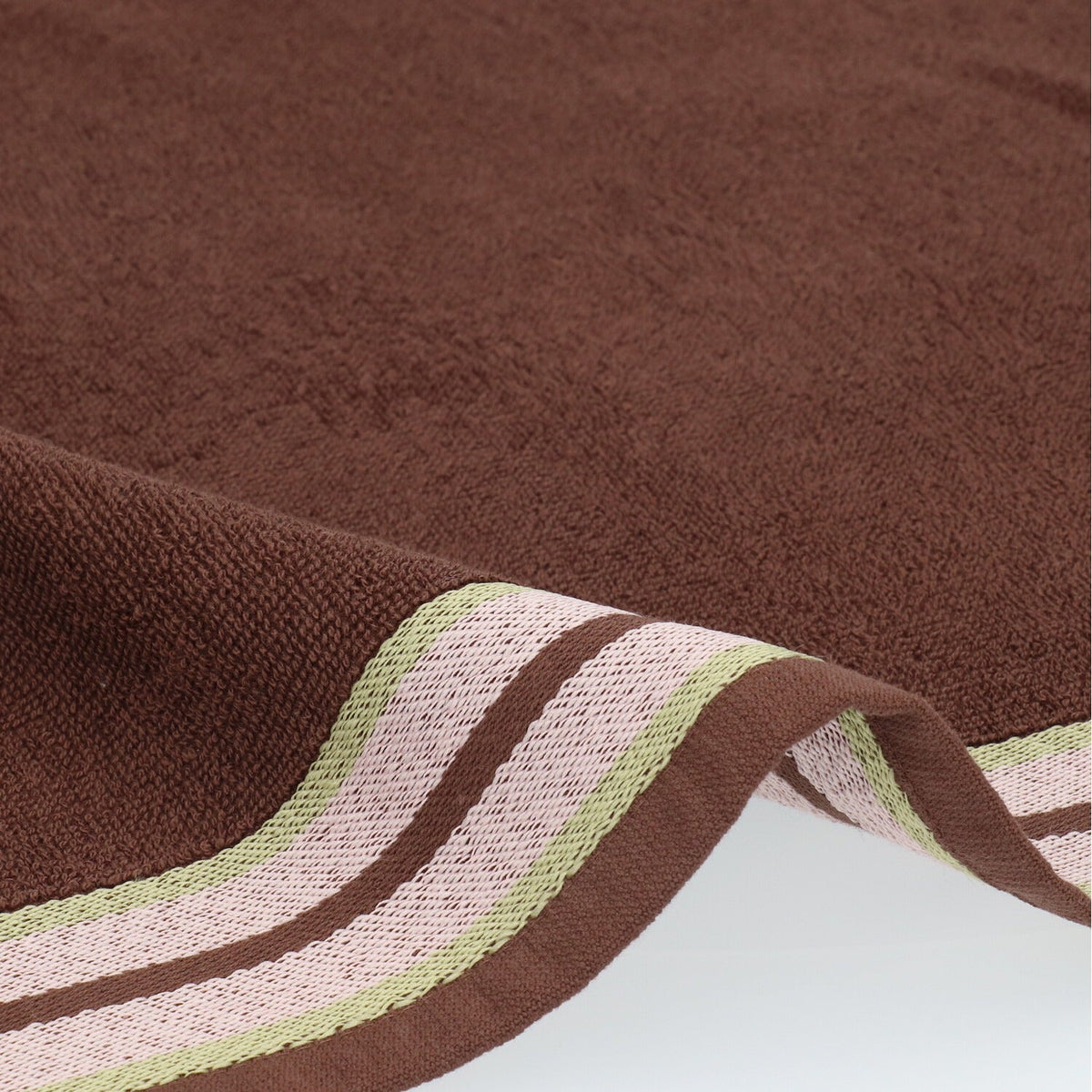 Keukendoek Sofia - Brown, close-up van donkerbruine badstof en de roze streepband met groene randen