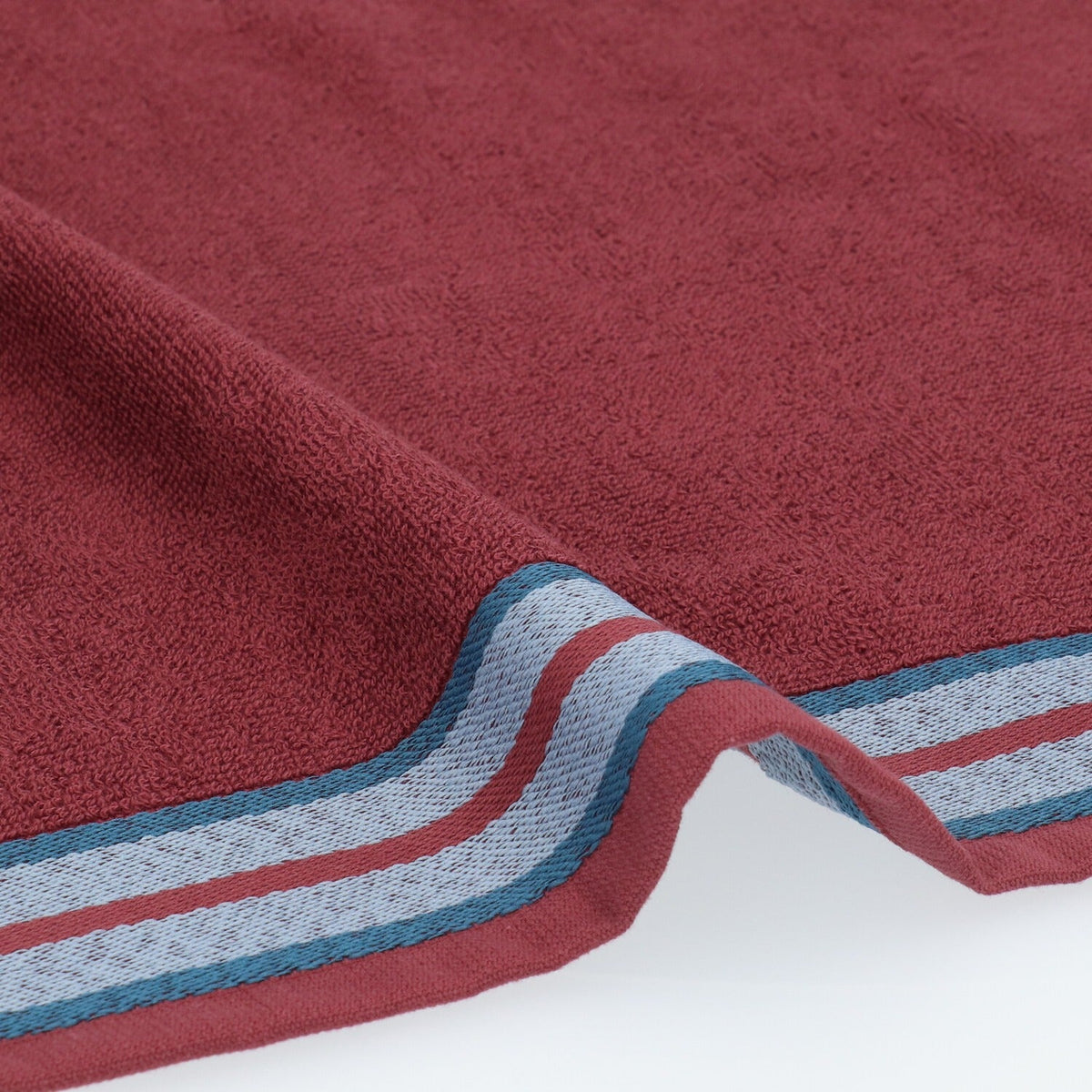 Keukendoek Carina - Burgundy, close-up van bordeauxrode badstof en de lichtblauwe streepband met petrolblauwe randen