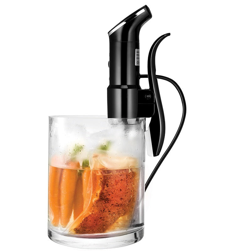 Unold Sous Vide Stick Time met klem aan een glazen kan met gevacumeerde wortelen en gekruid vlees