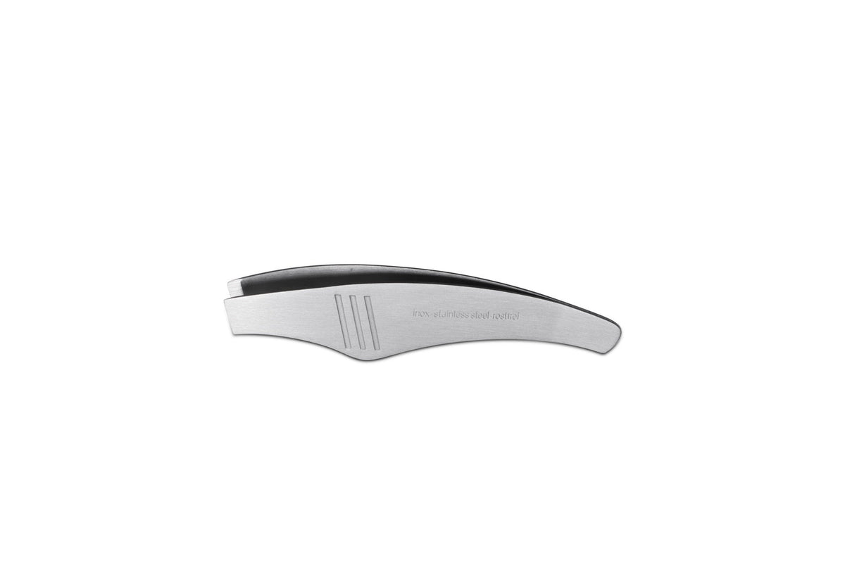 Brede visgraatpincet liggend van opzij, met drie ribbels op de arm en de gravure inox stainless steel rostfrei