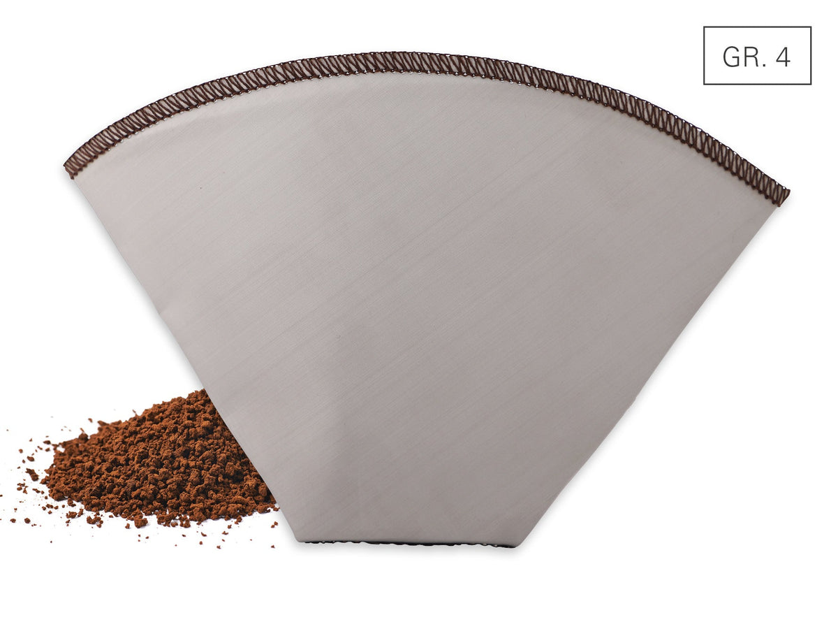 Weis Permanente Koffiefilter Opvouwbaar - Maat 4 op witte achtergrond met een hoopje gemalen koffie