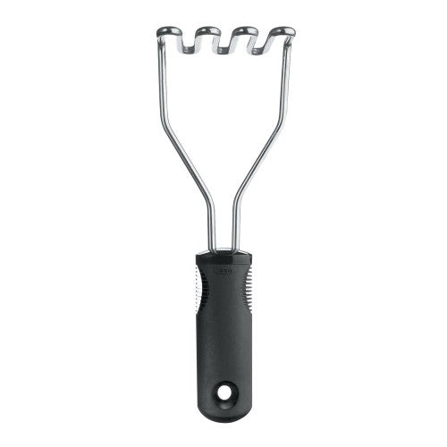 OXO Good Grips Aardappelstamper op witte achtergrond