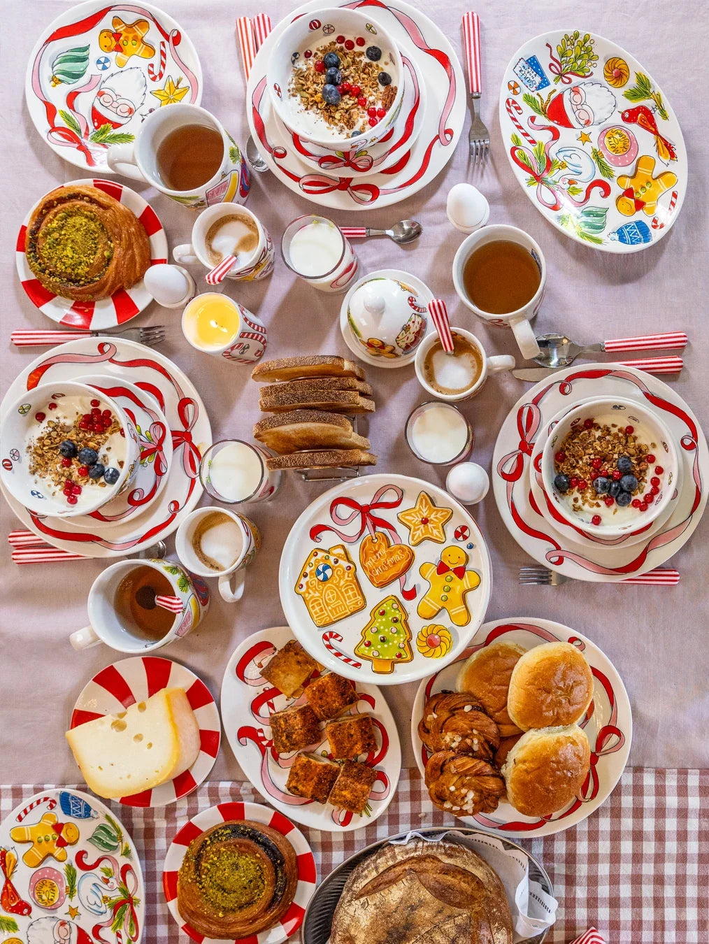 Ontbijttafel van bovenaf met servies uit de Kerst-collectie, waaronder het ovale bord