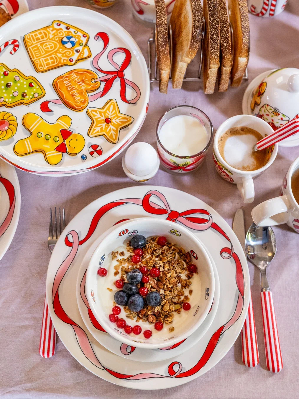 Het dinerbord met peperkoekmannetje onder een kom muesli op een ontbijttafel