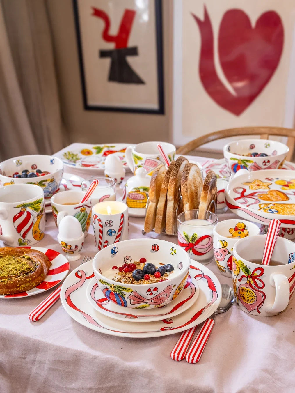 Ontbijttafel met kerstservies, kopjes en brood