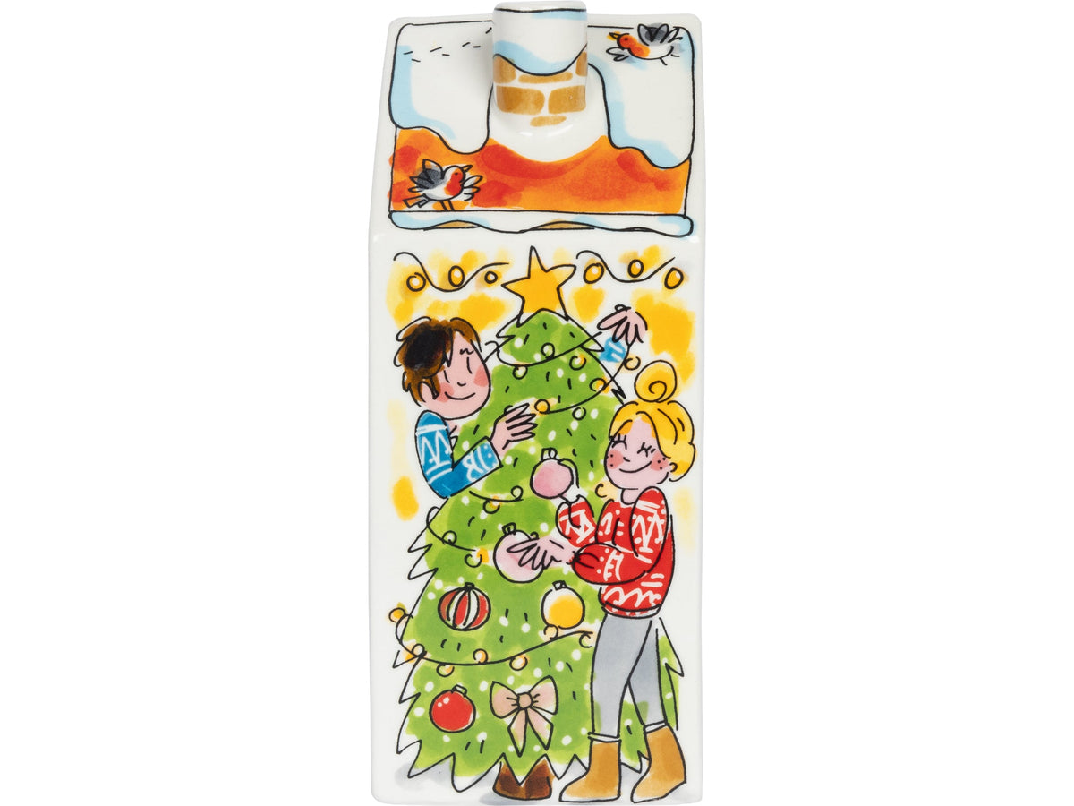 Het lichthuisje vanuit een andere hoek met de kerstboom en twee mensen