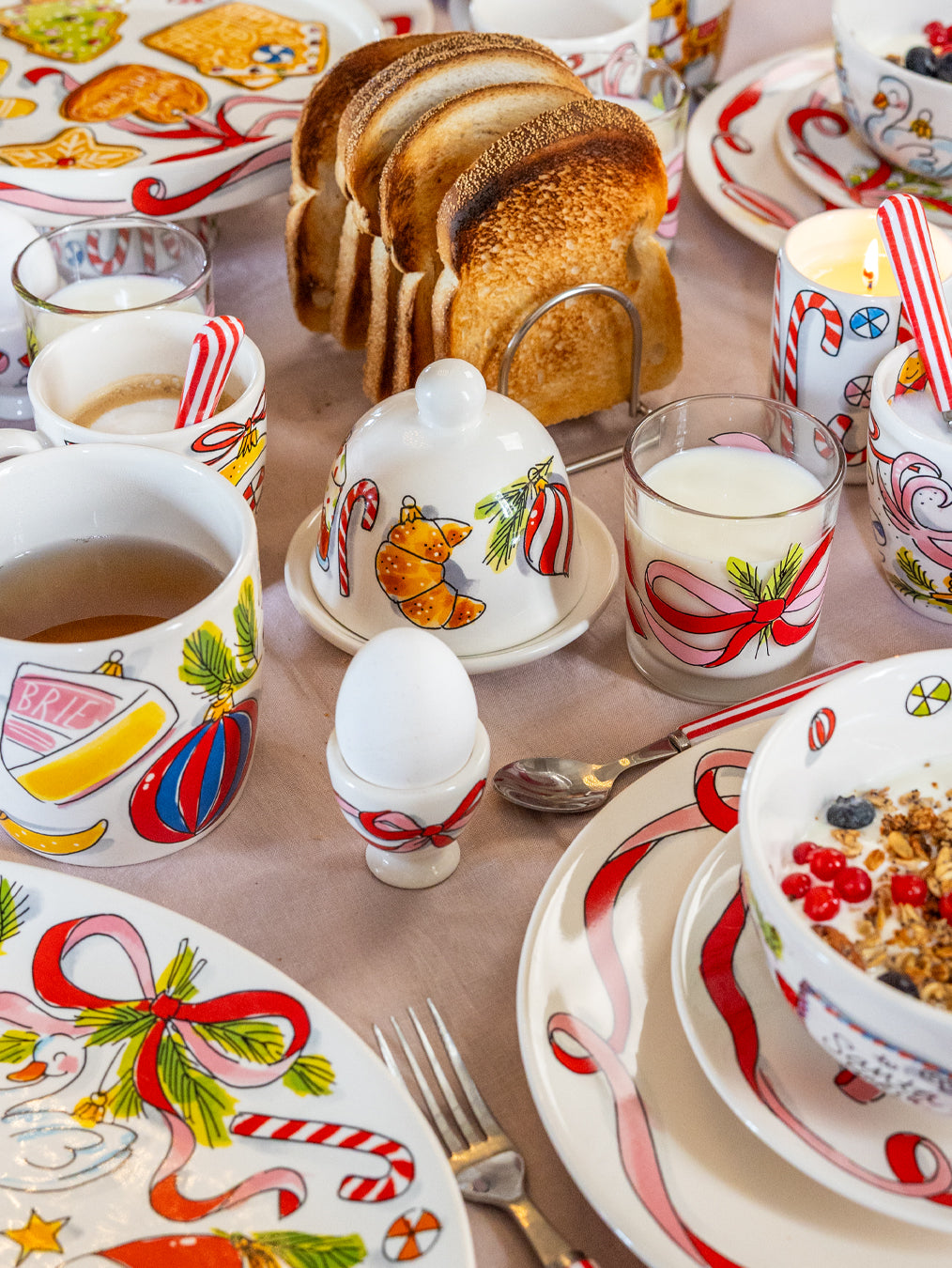 Ontbijttafel met glazen met melk, een eierdop en een botervloot