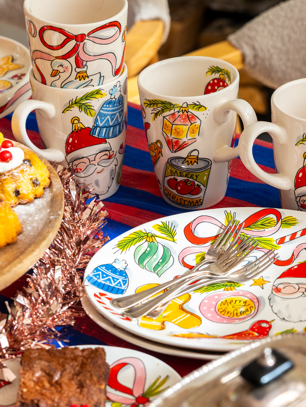 Kersttafel met XL bekers, kerststol en koekjes