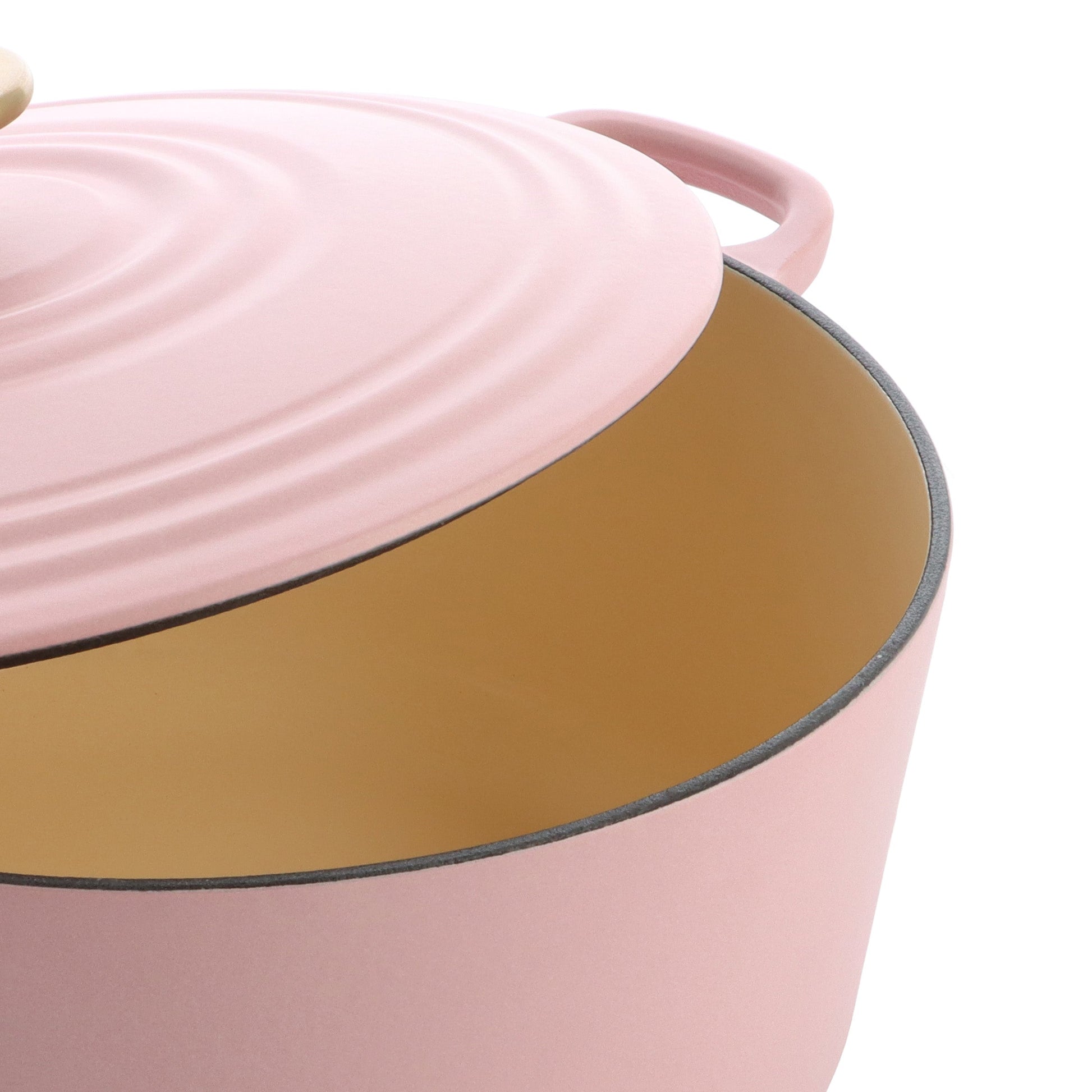 Detail van de roze BK Bourgogne braadpan met deksel en okerkleurige binnenkant