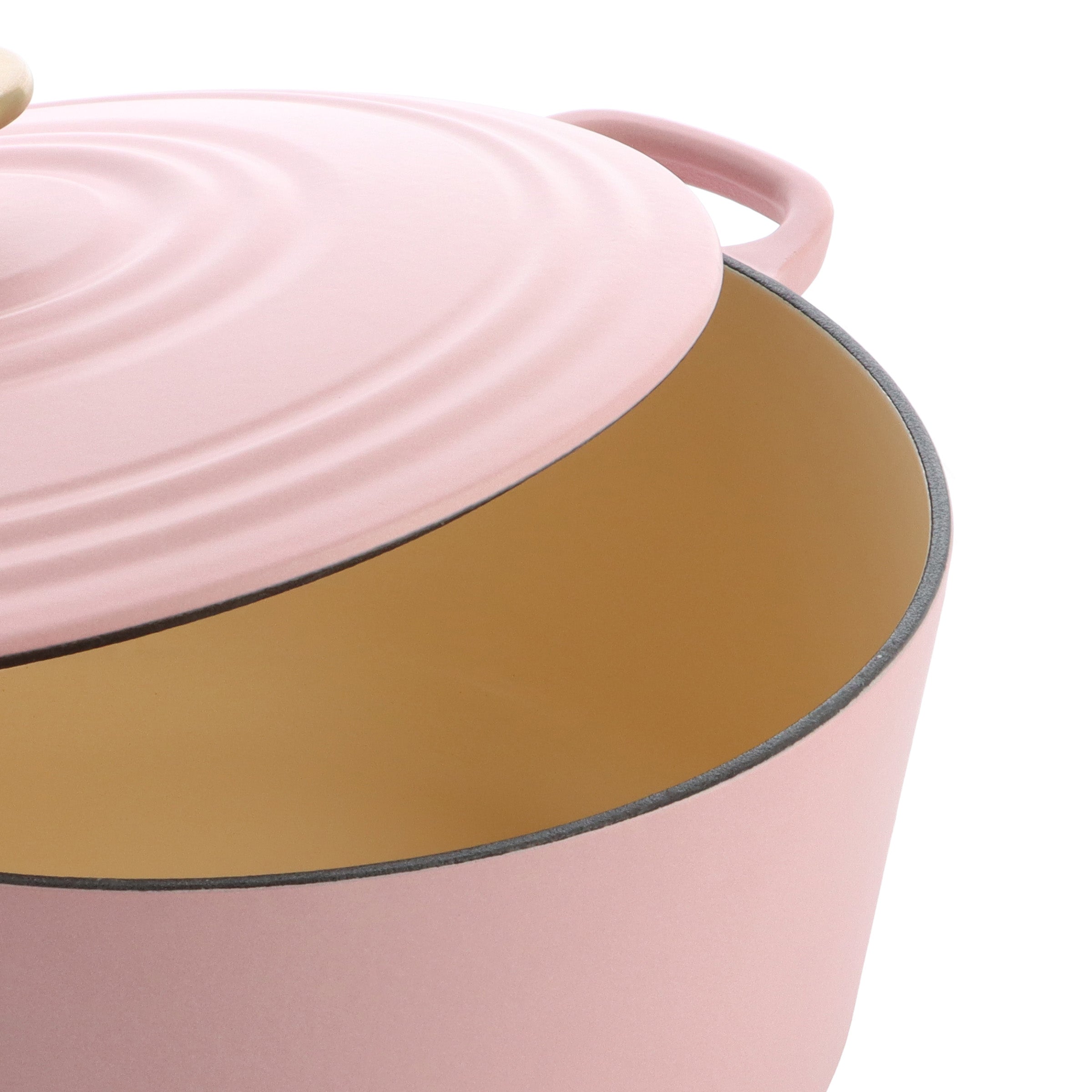 Detail van de roze BK Bourgogne braadpan met deksel en okerkleurige binnenkant