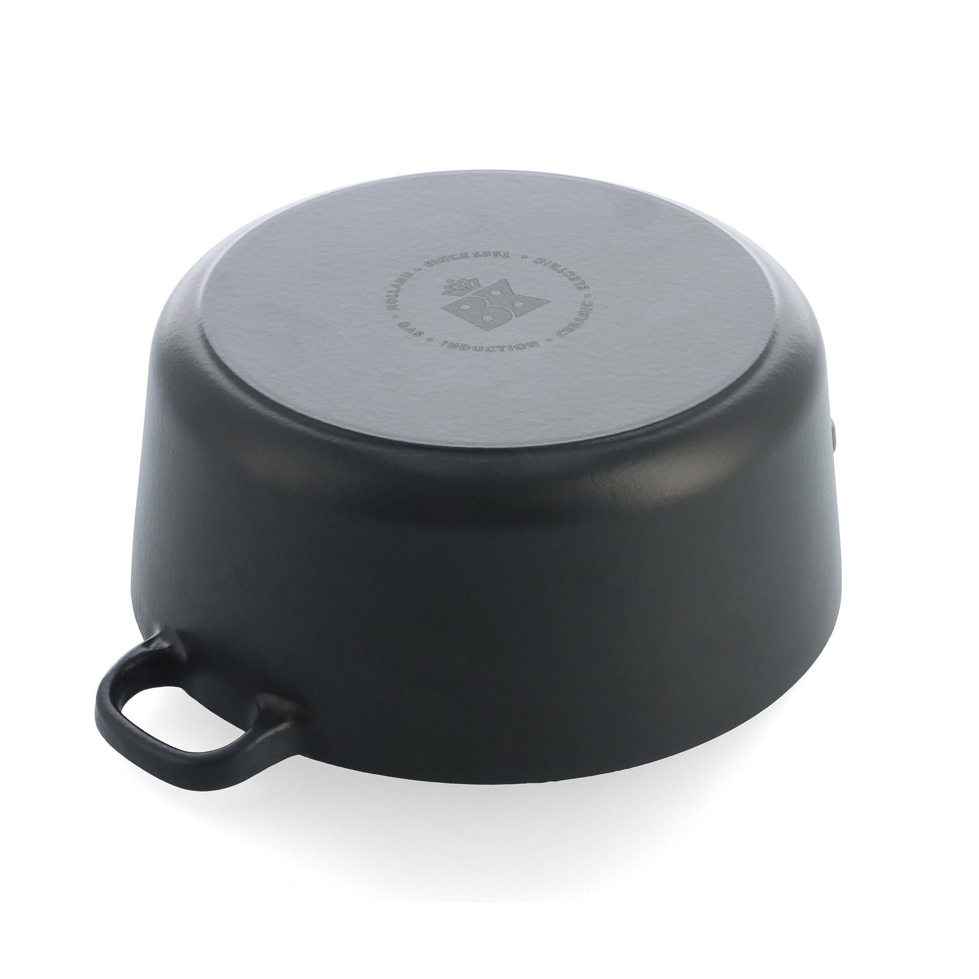 Bodem van de BK Bourgogne braadpan in Earl Grey met antraciet afwerking en BK-logo