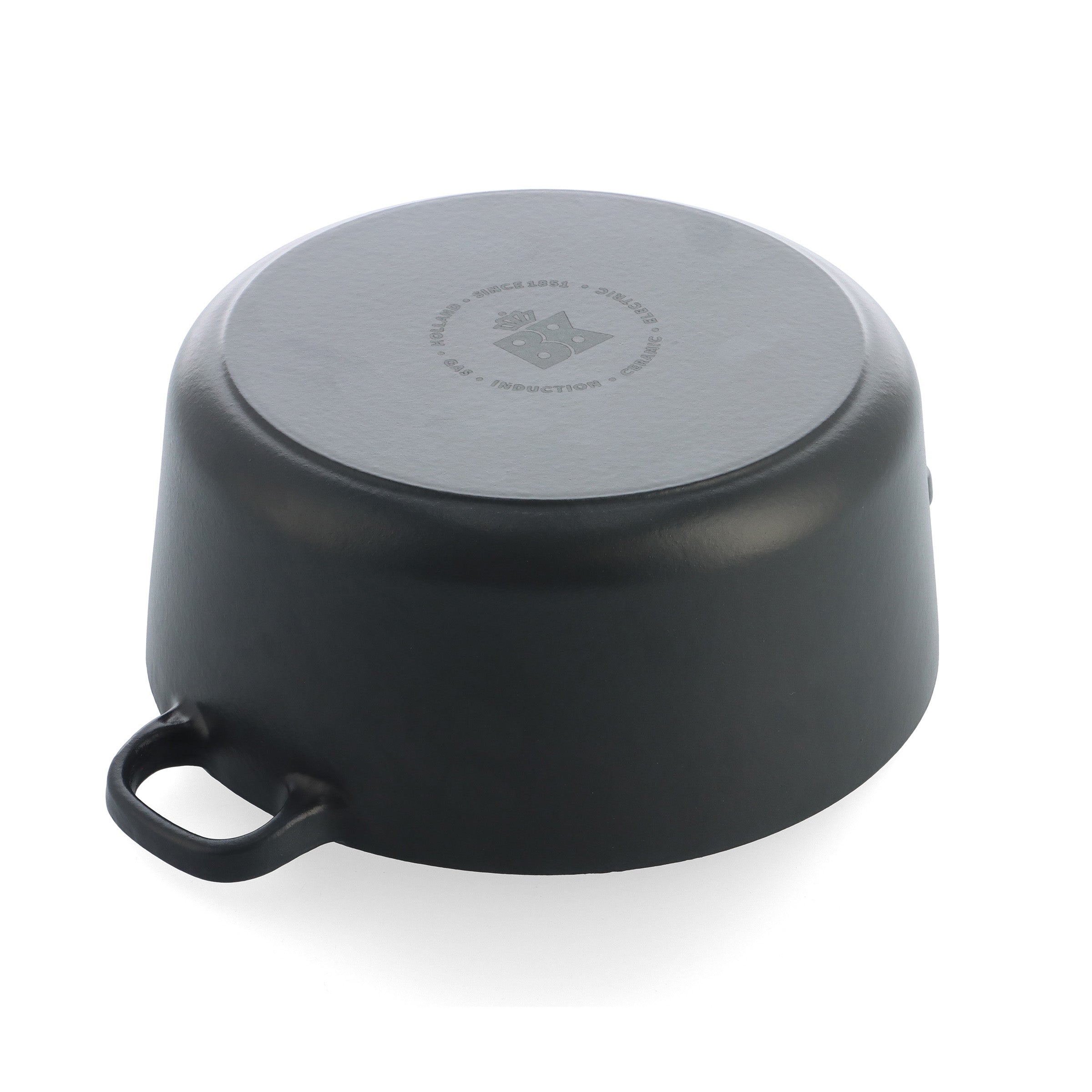 Bodem van de BK Bourgogne braadpan in Earl Grey met antraciet afwerking en BK-logo