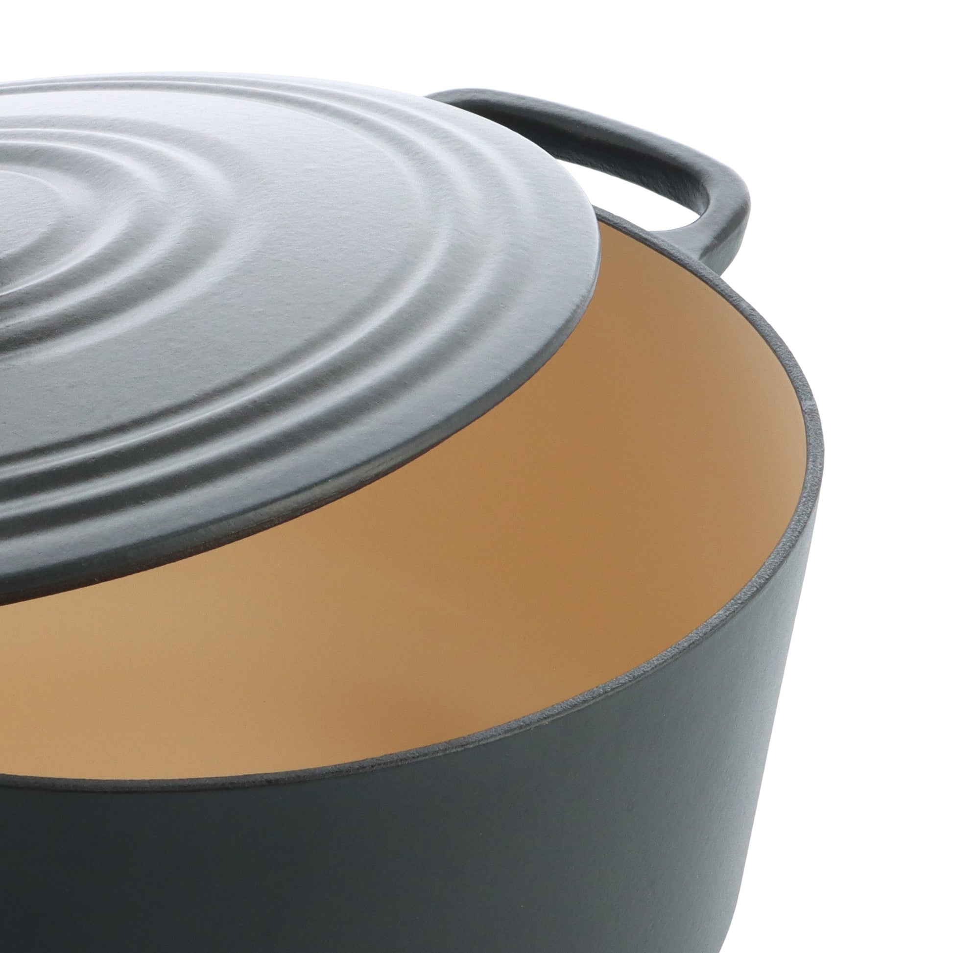 Detail van de antracietgrijze BK Bourgogne braadpan met deksel en okerkleurige binnenkant