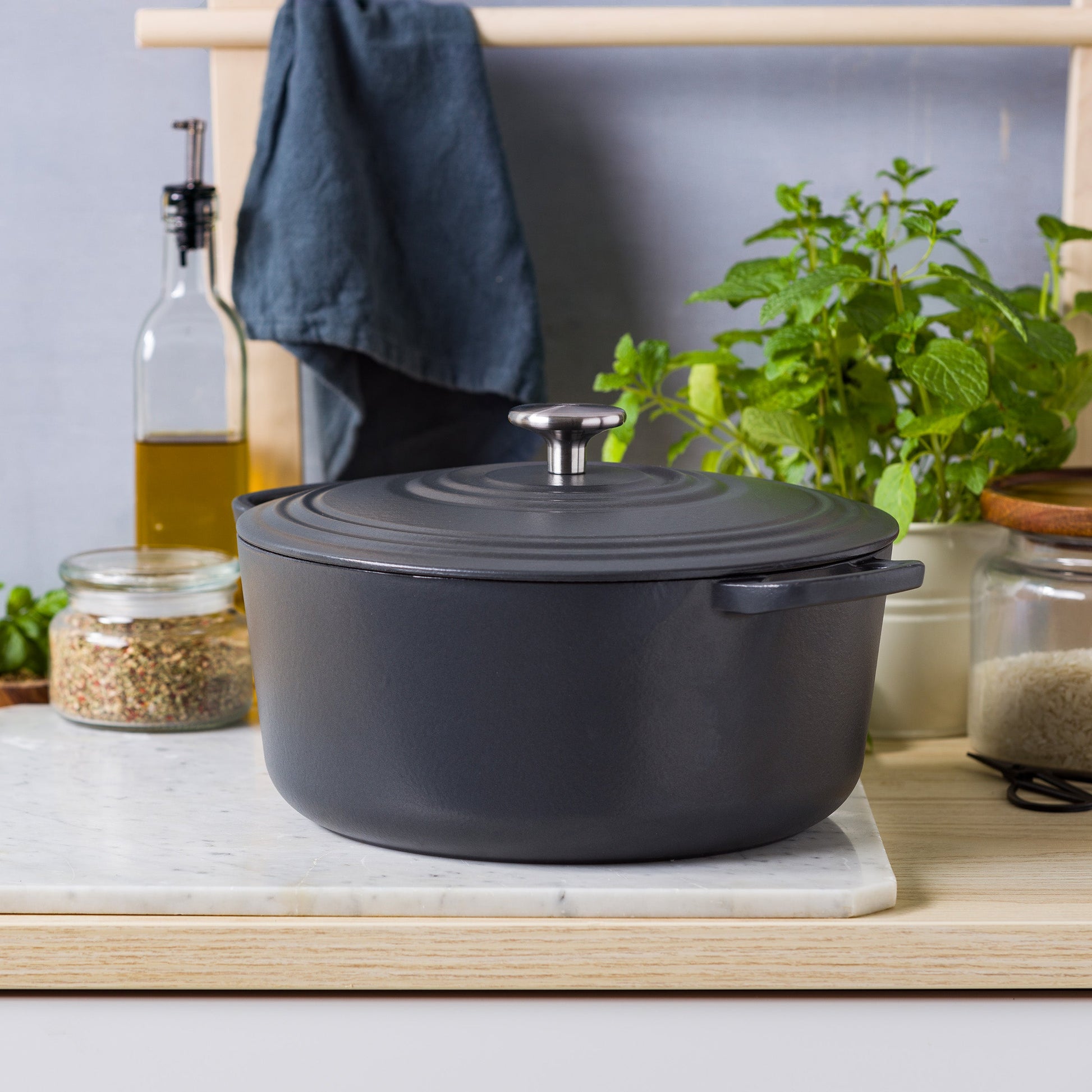 BK Bourgogne braadpan Earl Grey met deksel op een marmeren plank, met olie en kruiden ernaast.